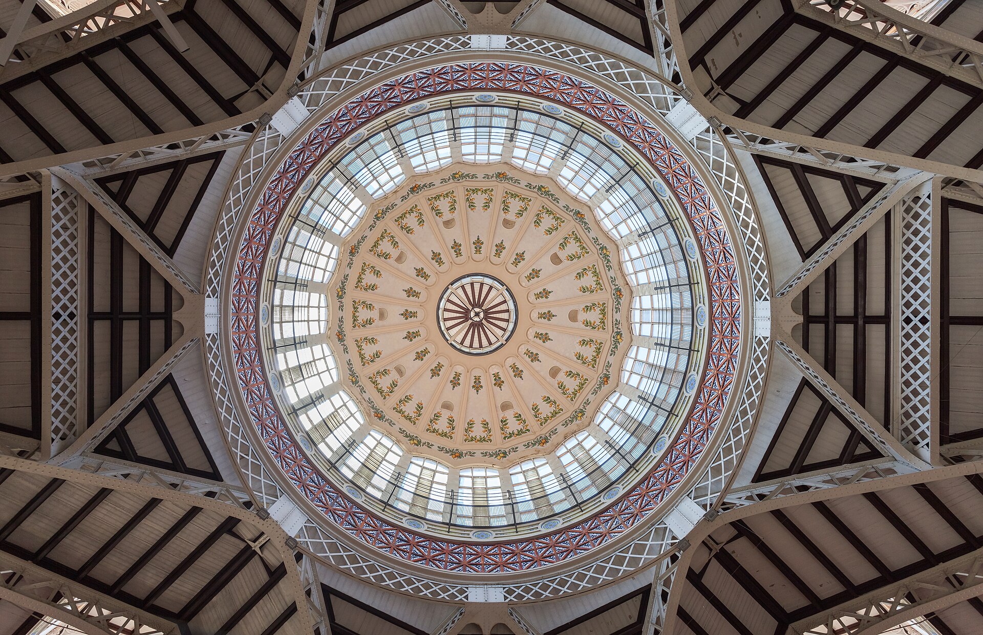Coupole majestueuse du Mercado Central de Valencia