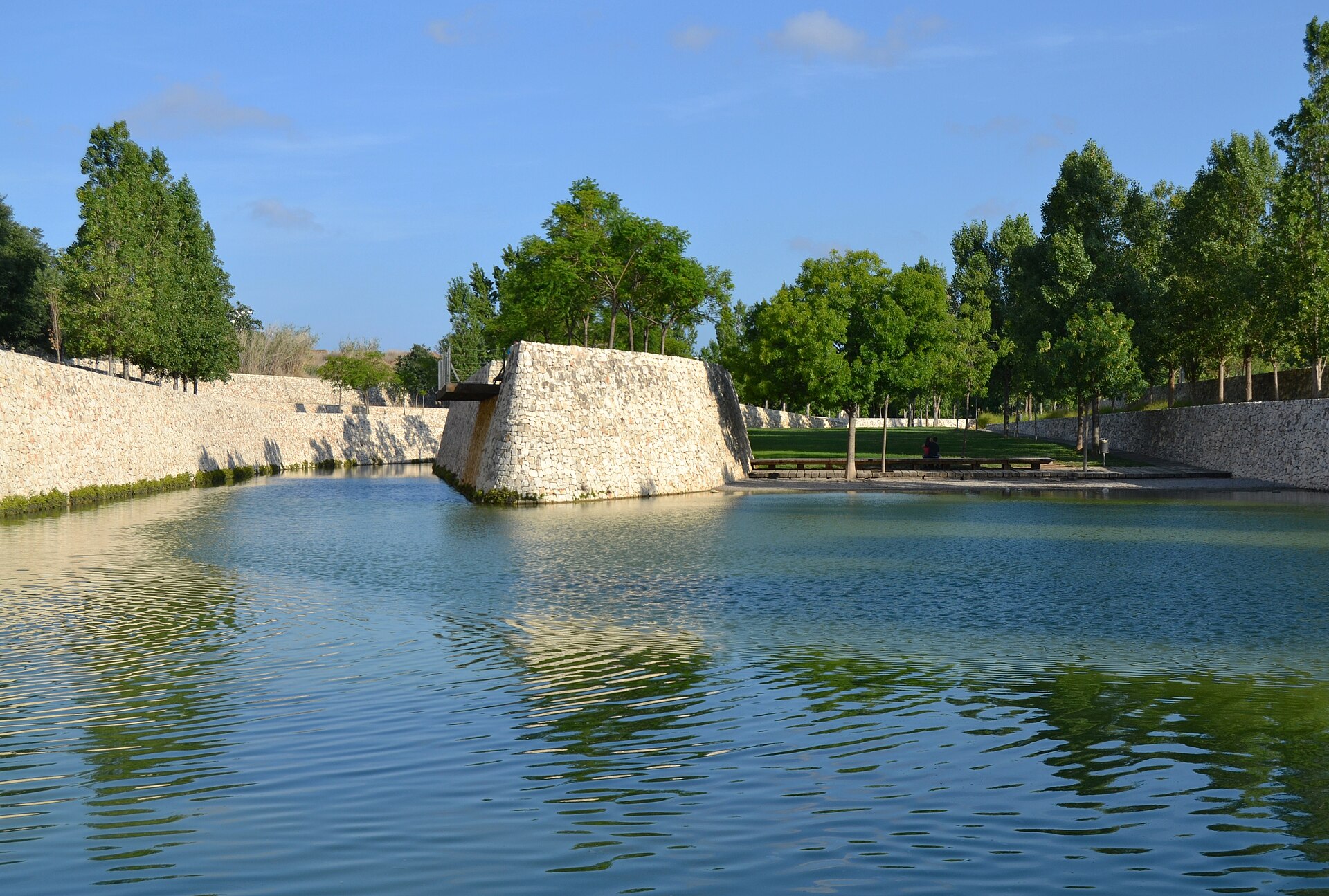 Lac et espaces verts du Parc de Cabecera avec passerelles et végétation méditerranéenne à Valencia