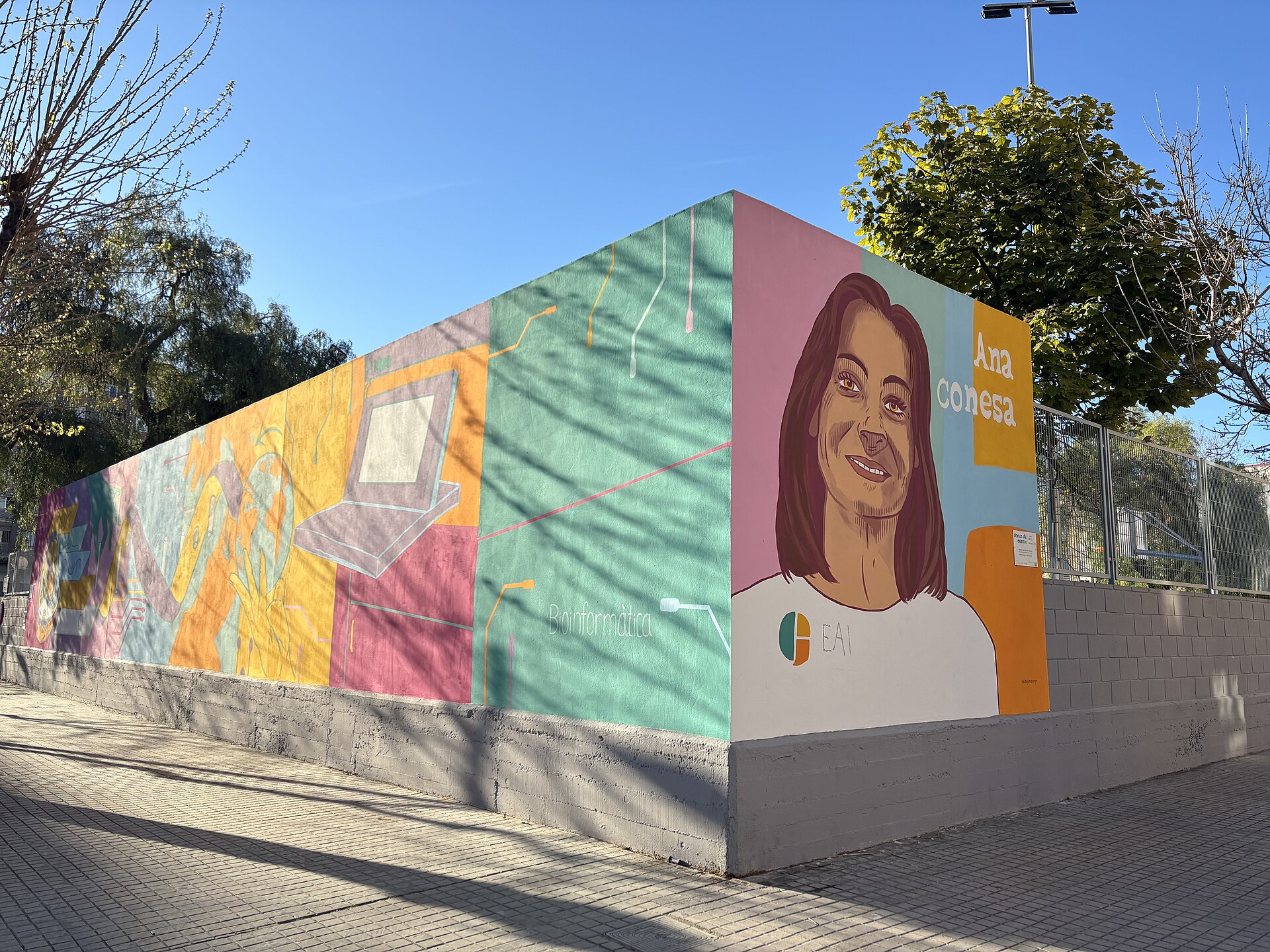 Mural artistique coloré sur la façade de l'école publique CEIP Carles Salvador à Benimaclet