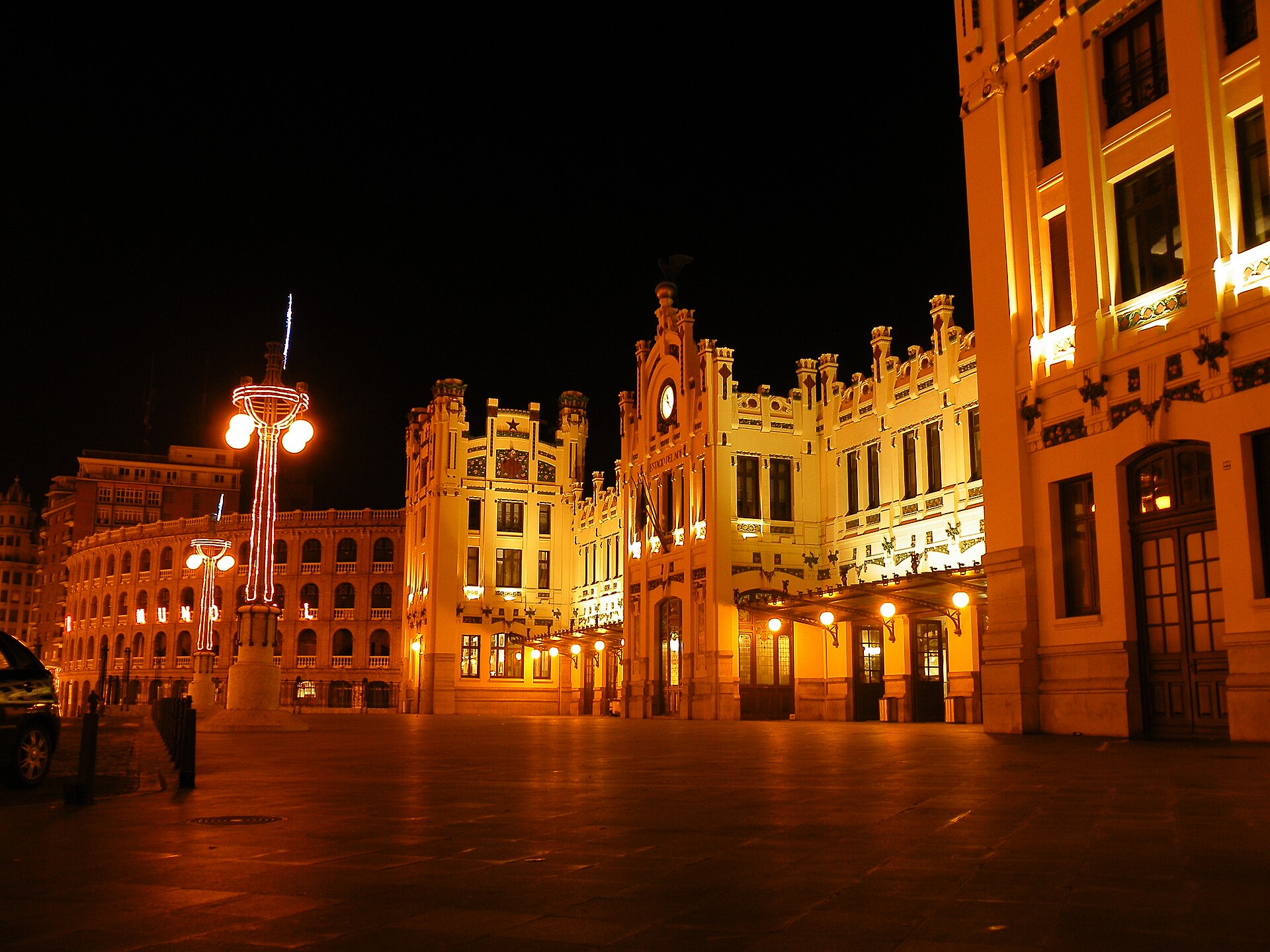 Façade de la gare du Nord de Valencia de nuit