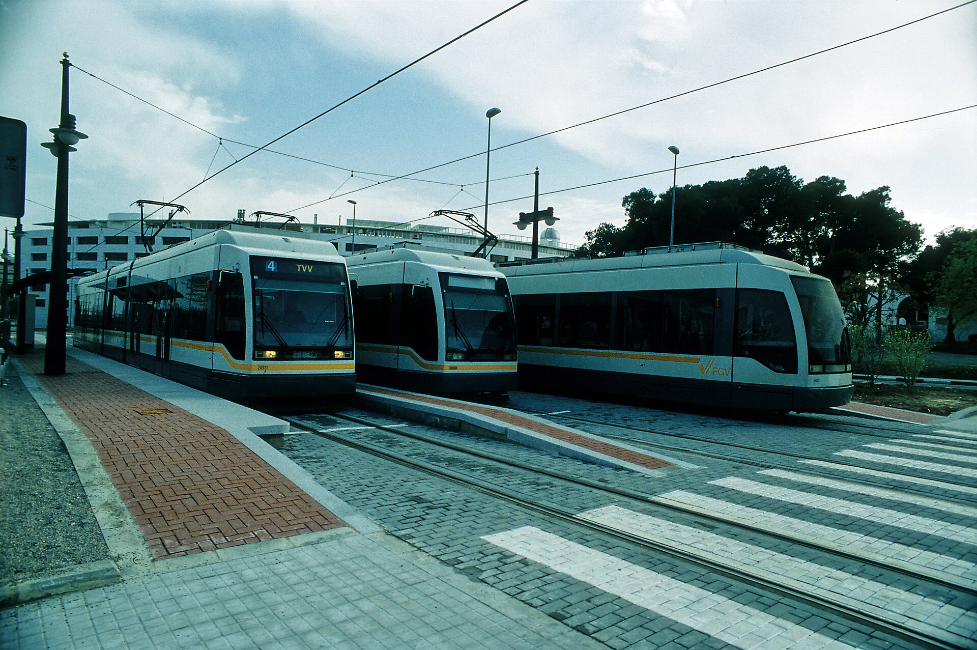 Rame moderne du tramway Metrovalencia en circulation dans les rues de Valencia