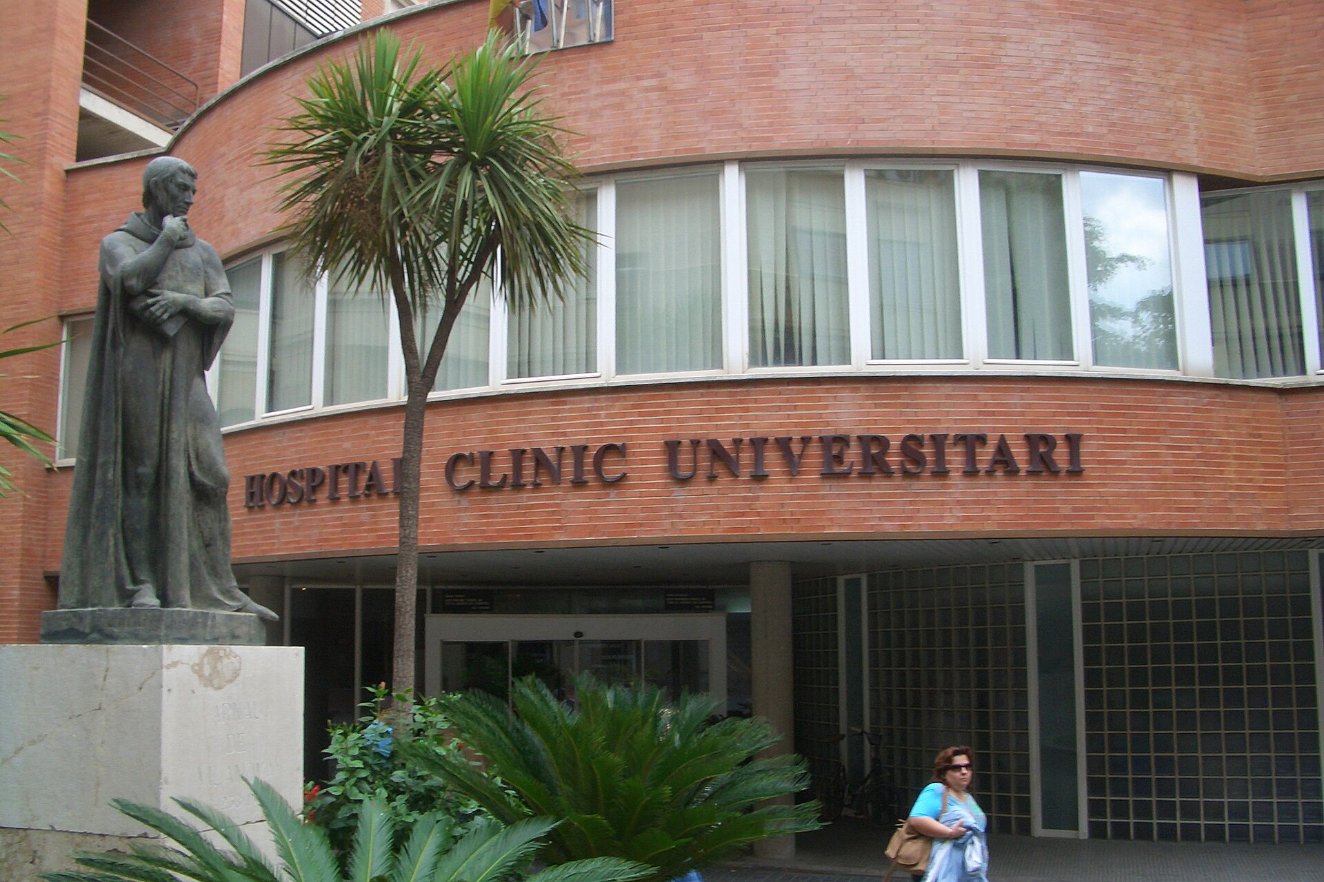 Façade de l'Hôpital Clinique Universitaire de Valencia sur l'avenue Blasco Ibáñez